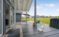 Nyd en grillaften på terrassen i luksushus nr. 271 i Sydjylland