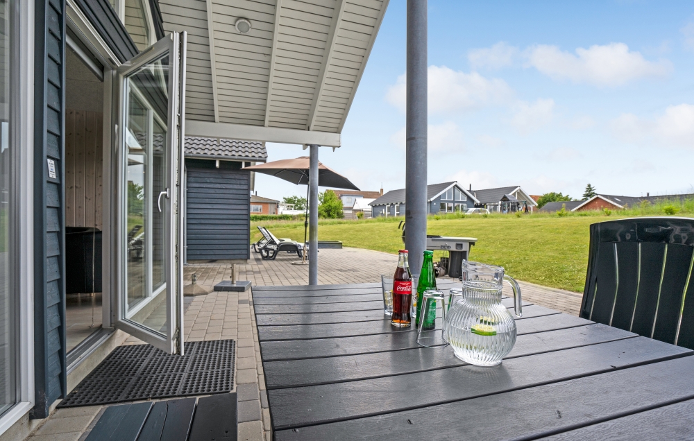 Nyd en grillaften på terrassen i luksushus nr. 271 i Sydjylland