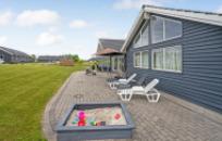 På terrassen i sommerhus nr. 271 er der plads til 14 personer.