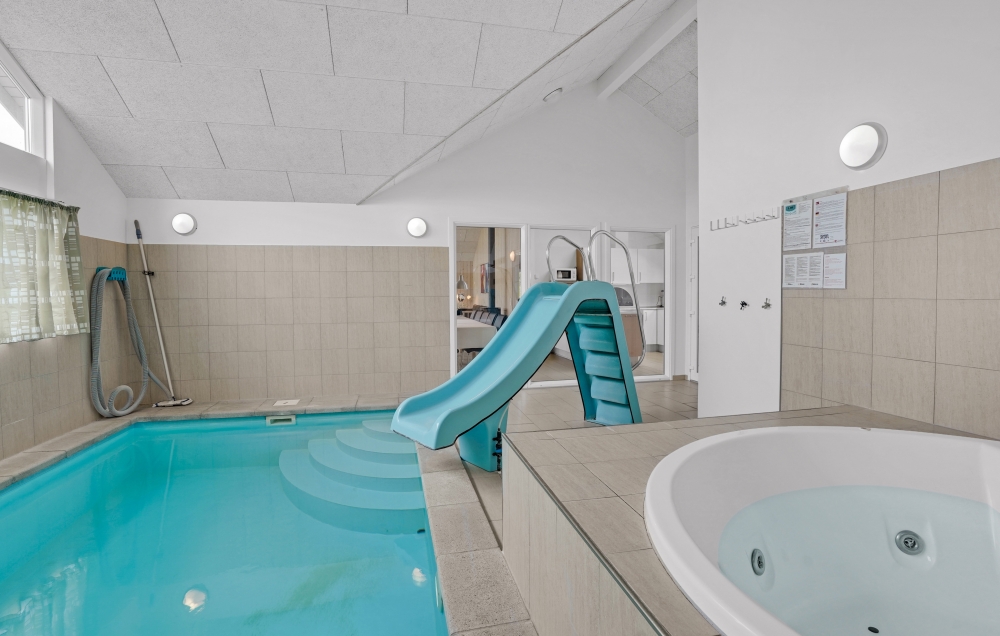 Sommerhus 271 er indrettet med en lækker poolafdeling med vandrutsjebane, dejlig stor indbygget spabad og sauna