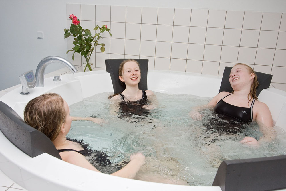 Efter en begivenhedsrig dag kan der slappes af i husets elegante spabad