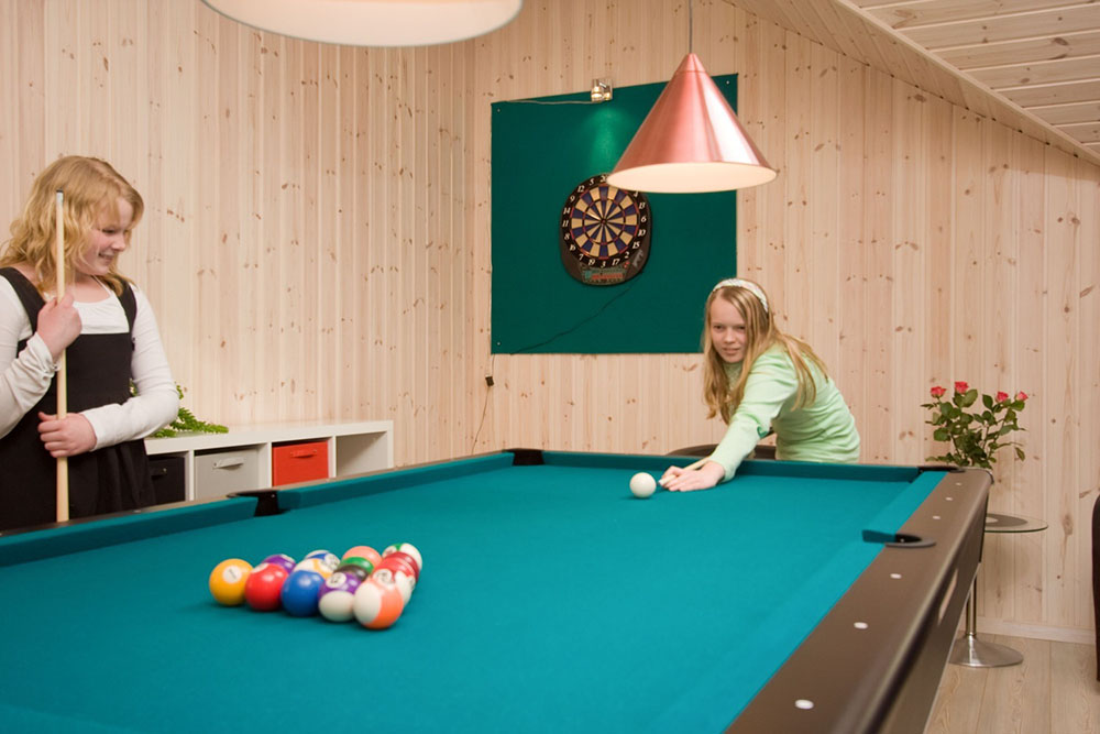Der er timers underholdning i aktivitetsrummet, hvor der kan dystes i både billard/bordtennis og dart