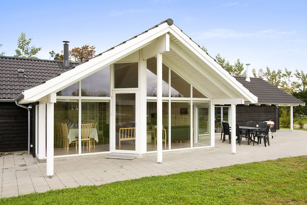 Der kan grilles, solbades og hygges på husets store og delvist overdækkede terrasse