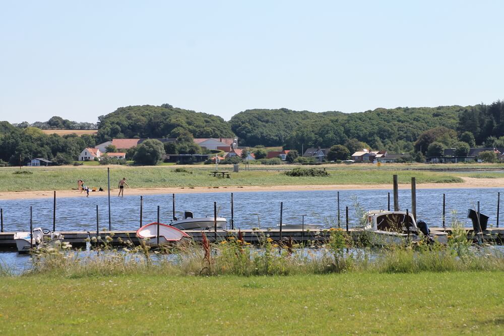 Det skønne område Limfjorden indbyder til et ophold i luksushus nr. 226.