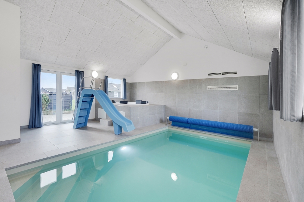 Sommerhus 234 er indrettet med en lækker poolafdeling med vandrutsjebane, dejlig stor indbygget spabad og sauna