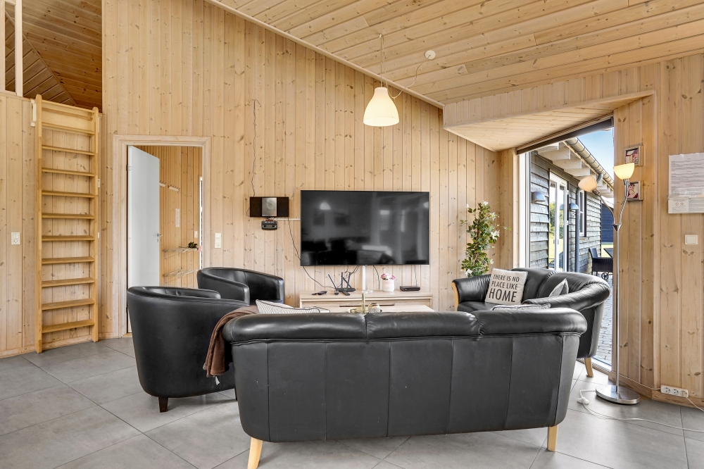 Det store lyse opholdrum i luksushus nr. 241 til 16.