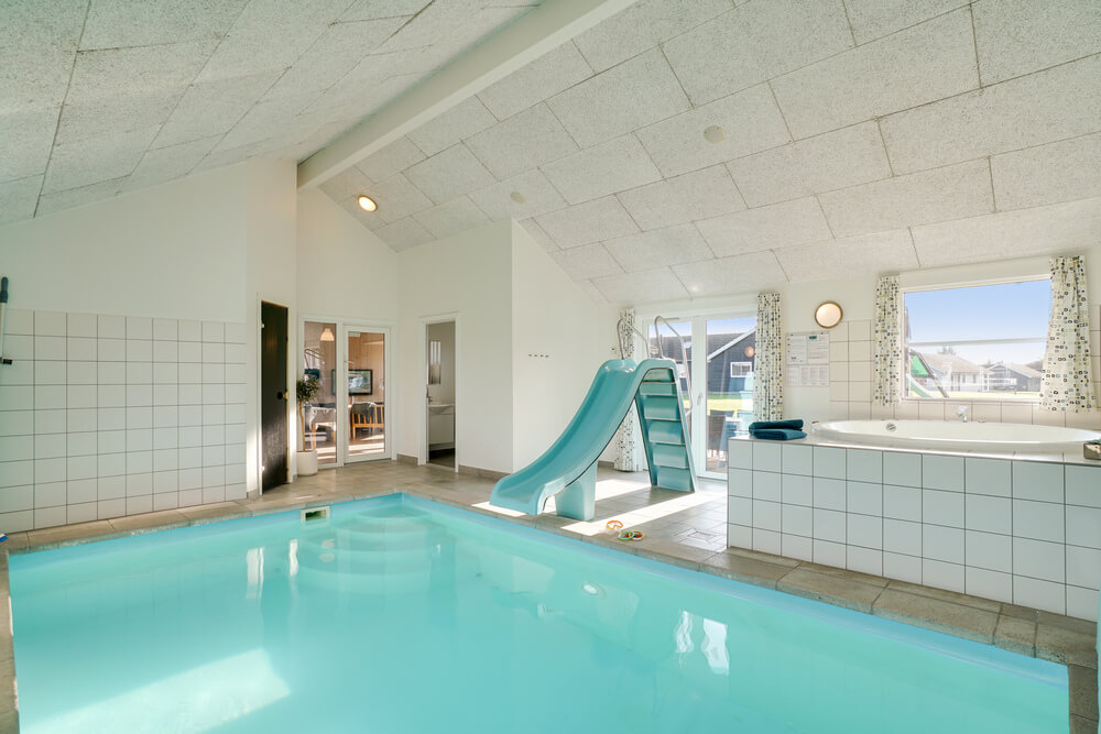 Sommerhus 241 er indrettet med en lækker poolafdeling med vandrutsjebane, dejlig stor indbygget spabad og sauna