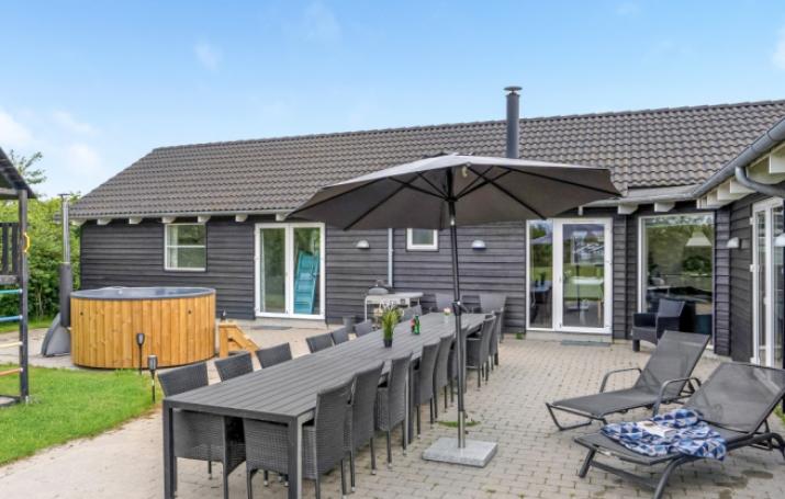 I det attraktive aktivitesrum i luksushus nr. 241 i Sydjylland  er der masser af udendørs aktiviteter, f.eks. legetårn og gynge