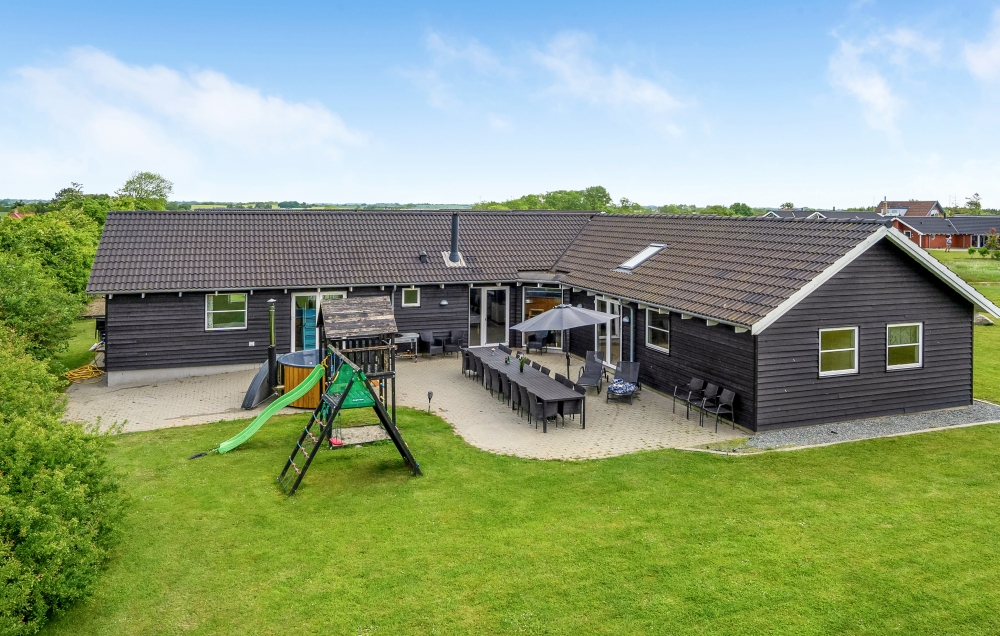 Dette skønne poolhus nr. 241 med plads til 16 personer ligger i Sydjylland