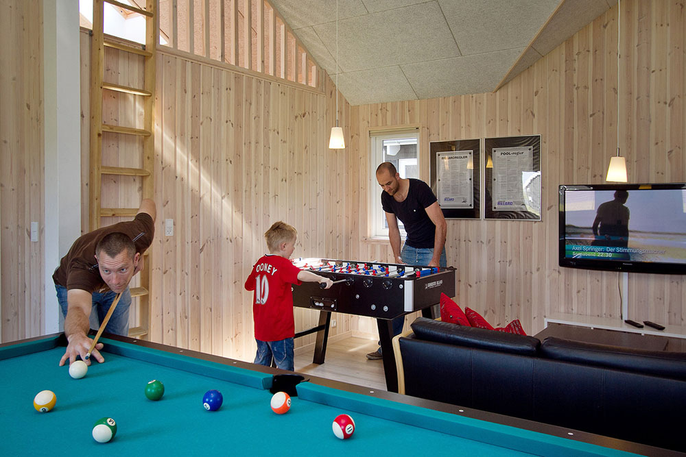 Ud over de mange timer man kan bruge i husets pool-afdeling, så har huset mere at byde på. Der er et nemlig også et aktivitetsrum med fodboldspil, billard/bordtennis og dart