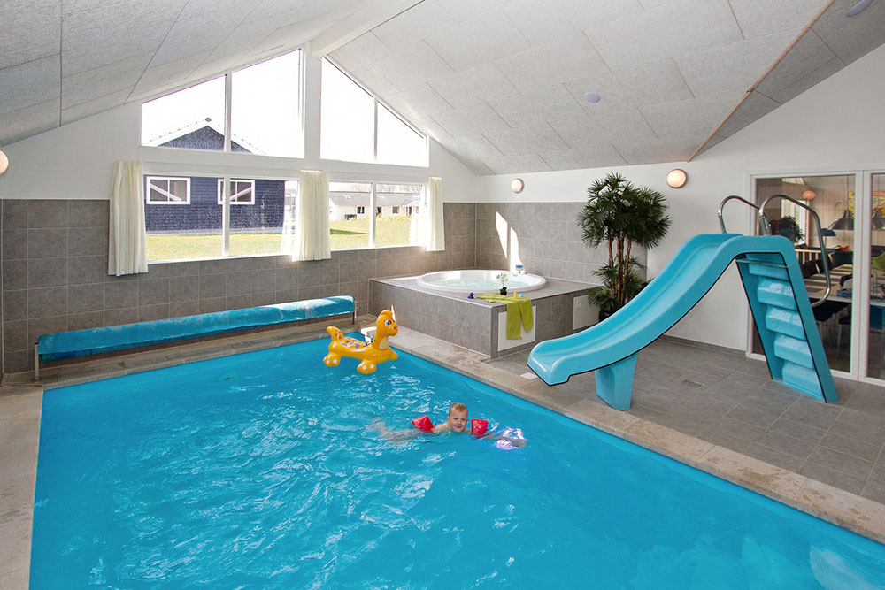 Både store og små vandhunde kan fornøje sig i timevis i husets 19 m2 pool med romersk trappe, modstrømsanlæg og vandrutsjebane