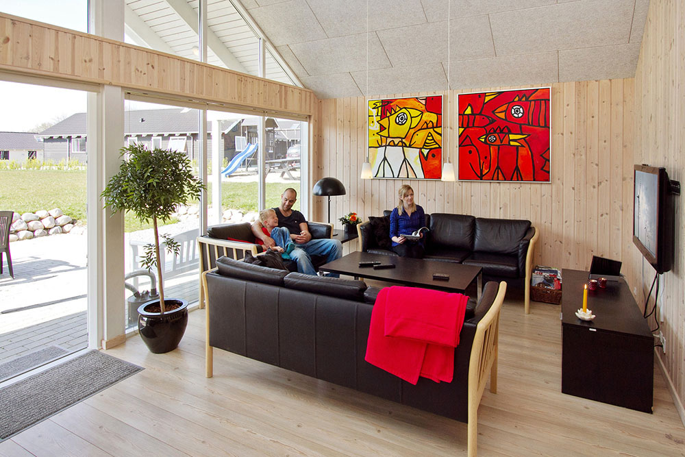 Det store og lyse opholdsrum med loft til kip er husets naturlige samlingspunkt