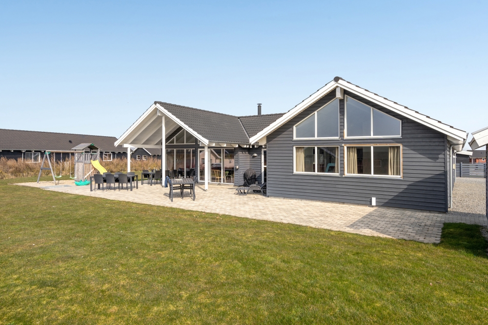 Flot sommerhus nr. 260 med god plads til op til 16 personer