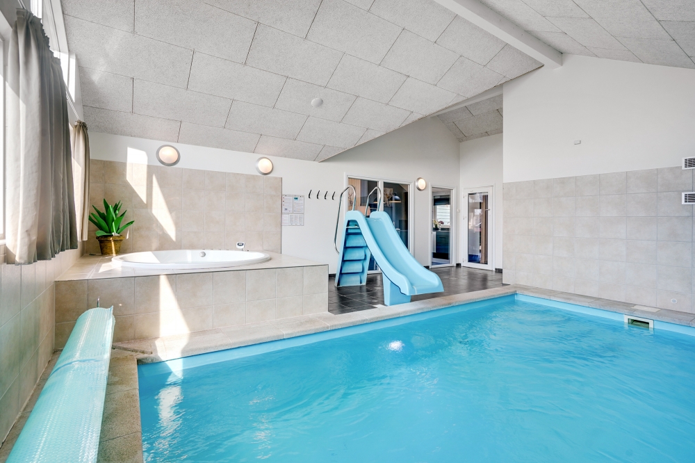 Sommerhus 260 er indrettet med en lækker poolafdeling med vandrutsjebane, dejlig stor indbygget spabad og sauna