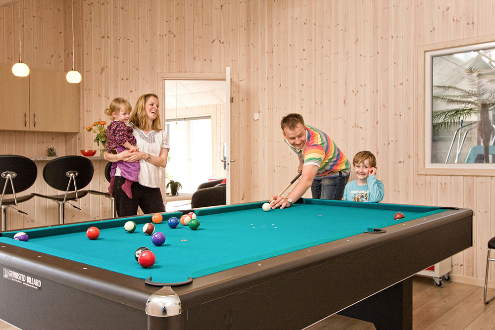 I billardrummet kan der dystes i både billard/pool og dart, og tilskuerne kan mikse drinks i baren