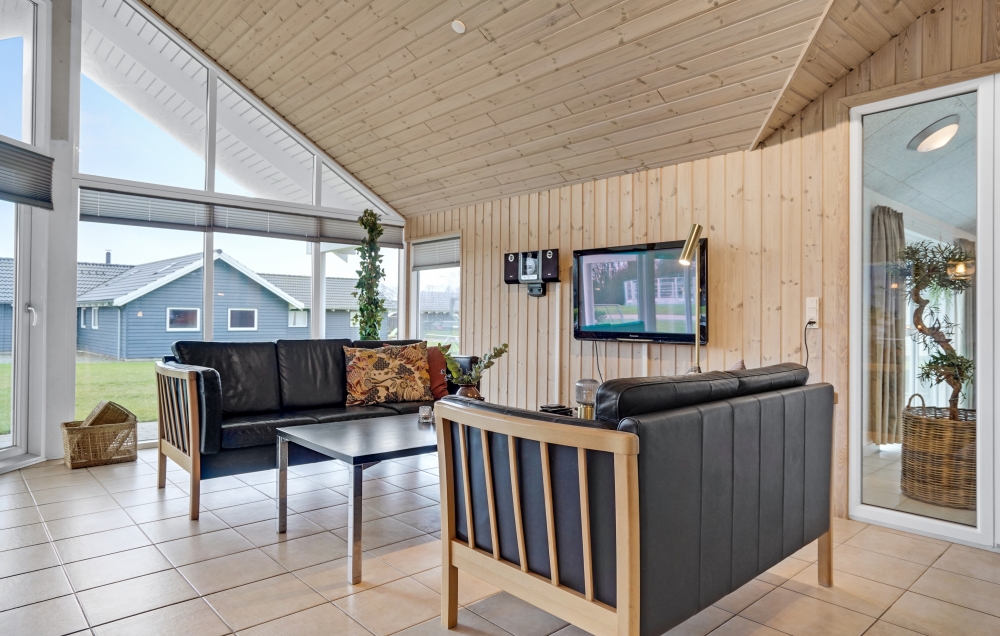Der er mulighed for hygge i sommerhusets sofaarrangement, når I besøger luksushus nr. 262