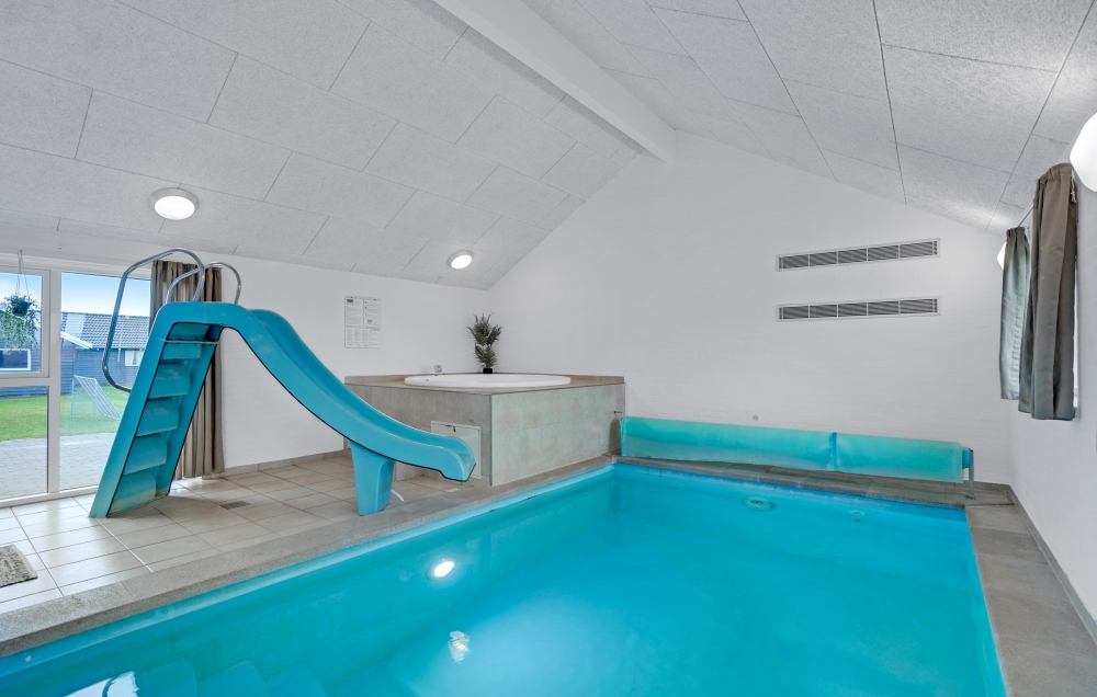 Sommerhus 262 er indrettet med en lækker poolafdeling med vandrutsjebane, dejlig stor indbygget spabad og sauna