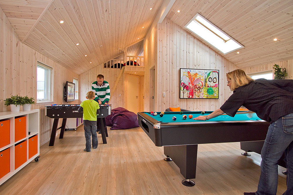 Der er sørget for underholdning og kampgejst til hele familien med billard/bordtennis, bordfodbold og dart i aktivitetrummet