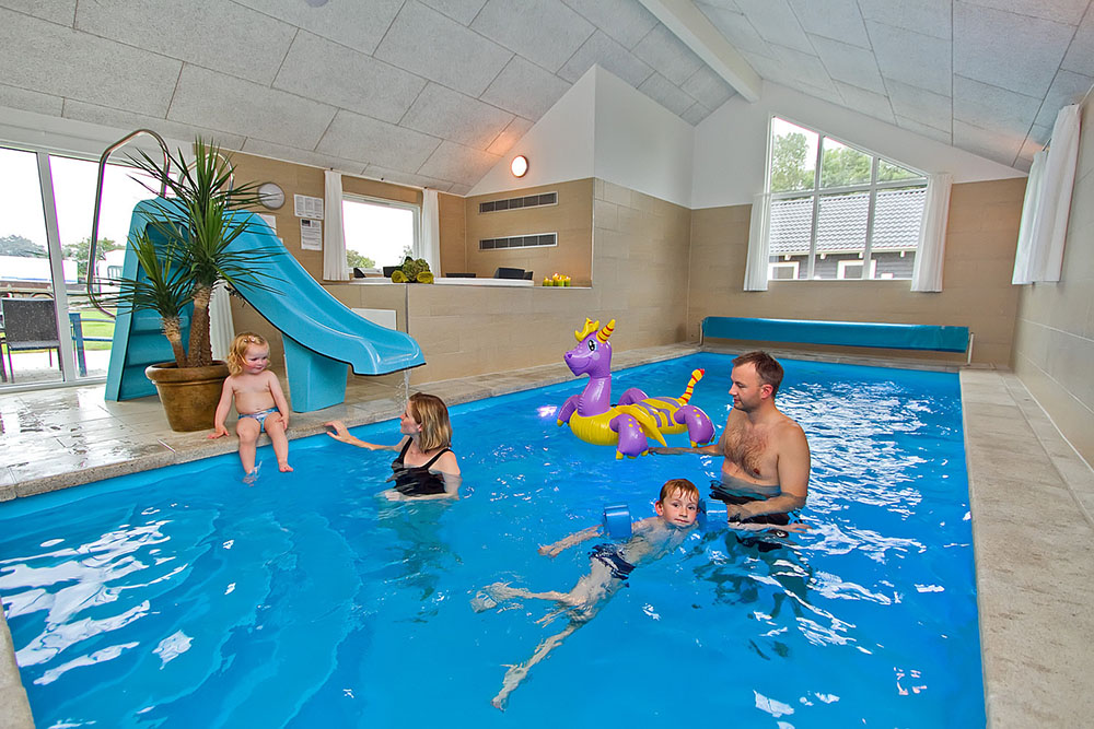 Den skønne lyse poolafdeling indeholder en stor swimmingpool på 21 m2 med vandrutsjebane og svømmetræner samt et 4-6 personers spabad og sauna.