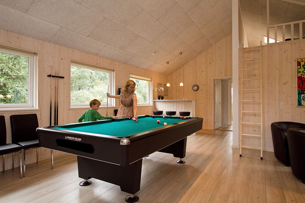 Aktive gæster kan dyste mod hinanden i aktivitetsrummet, hvor der er mulighed for billard/bordtennis, fodboldspil og dart