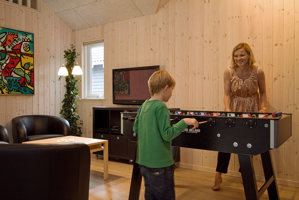 Efter svømmeturen er der rig mulighed for at udfordre hinanden i billard, bordtennis, bordfodbold og dart i husets aktivitetsrum