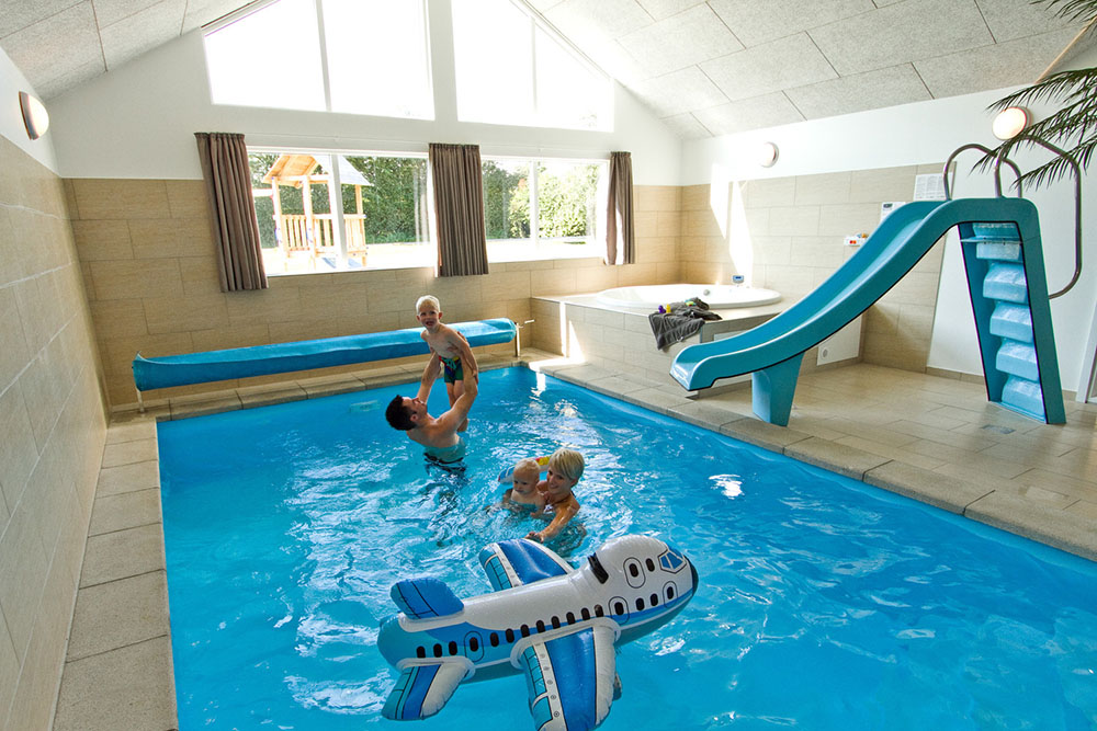 Husets eget badeland med pool med rutsjebane, stor spa og sauna er et slaraffenland for vandhunde og wellness-nydere