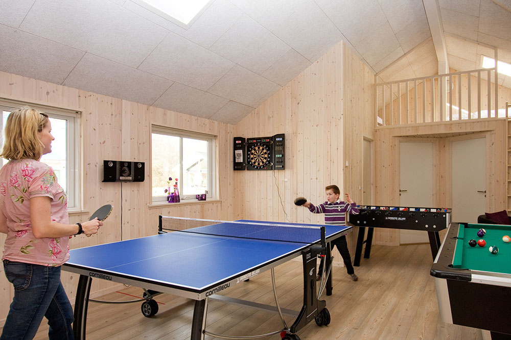I aktivitetsrummet er der ingen undskyldning for at sidde stille - her kan dystes i både billard, bordtennis, dart og bordfodbold