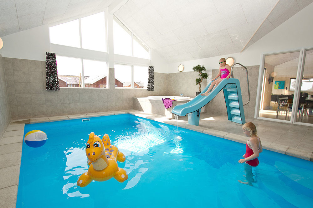 Der kan bades og svømmes i timevis i husets eget badeland med pool med modstrømsanlæg, vandrutsjebane og romersk trappe