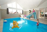 Der kan bades og svømmes i timevis i husets eget badeland med pool med modstrømsanlæg, vandrutsjebane og romersk trappe