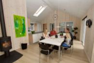 Opholdsrummet med sofagruppe og spisepladser er husets naturlige samlingspunkt