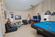 Der er timers underholdning i aktivitetsrummet, hvor der kan dystes i både billard/bordtennis, fodboldspil og dart