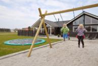 Den store terrasse er perfekt til at solbade og grille. Til børnene er der både legetårn med trampolin, fodboldmål og gynger