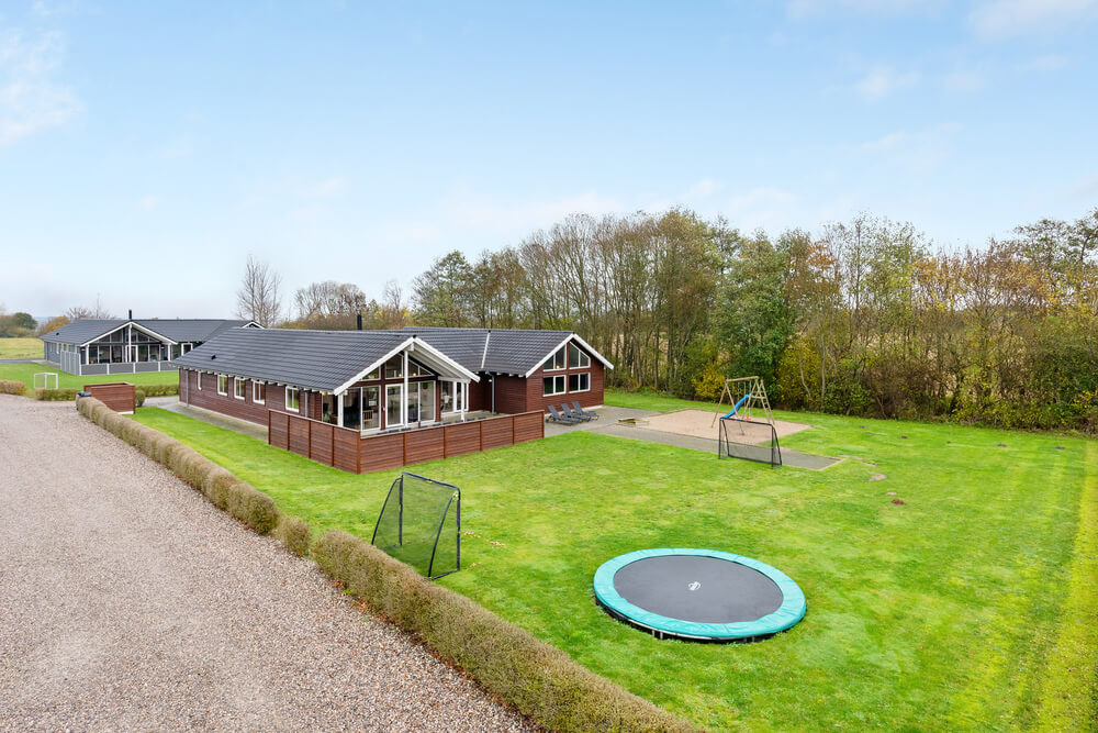 Dette skønne poolhus nr. 280 med plads til 18 personer ligger i Sydjylland
