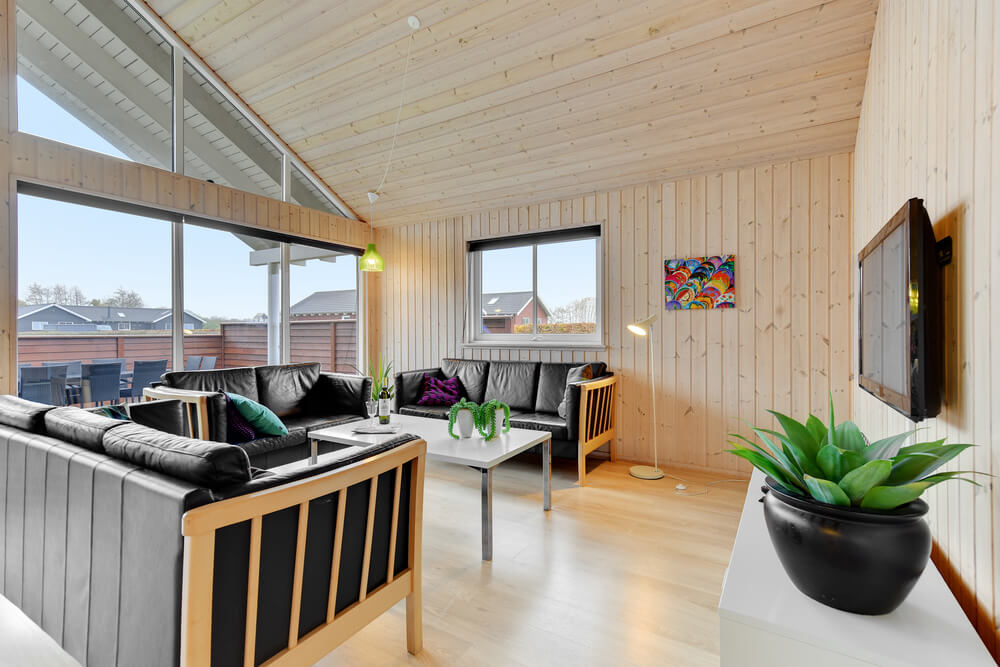 Der er mulighed for hygge i sommerhusets sofaarrangement, når I besøger luksushus nr. 280