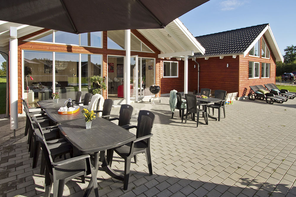 Husets store terrasse og naturgrund er de perfekte rammer for en sommerdag i solen eller en hyggelig grillaften