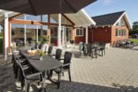 Husets store terrasse og naturgrund er de perfekte rammer for en sommerdag i solen eller en hyggelig grillaften