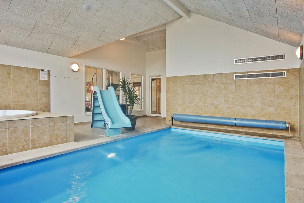 I husets eget badeland med 18 m2 pool, spa og sauna er I sikret timers leg og sjov