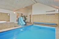 I husets eget badeland med 18 m2 pool, spa og sauna er I sikret timers leg og sjov