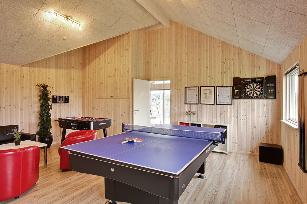 Underholdningen er sikret i dette luksushus - der er et fuldudstyret aktivitetsrum med billard/bordtennis og dart