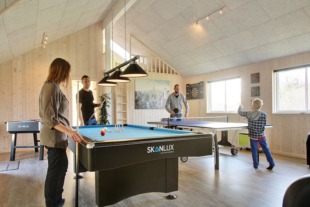 Er der mere energi efter aktiviteterne i husets eget badeland kan der i aktivitetsrummet dystes i både billard, bordtennis og fodboldspil 