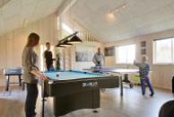 Er der mere energi efter aktiviteterne i husets eget badeland kan der i aktivitetsrummet dystes i både billard, bordtennis og fodboldspil 