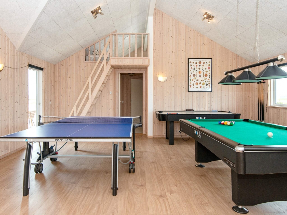 Huset er indrettet med et indbydende aktivitetsrum, hvor familie og venner kan spille bl.a. fodboldspil, billard, bordtennis og dart