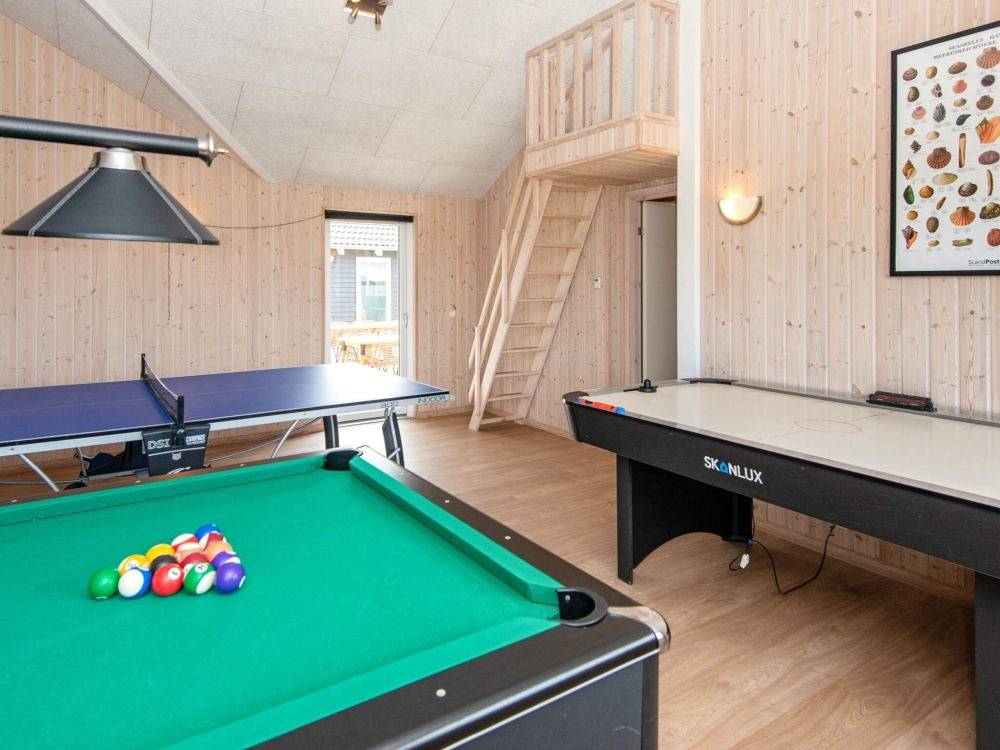 Der kan udfordres til en venskabelig duel i både billard, dart, bordtennis eller fodboldspil. På husets Playstation 2 kan der også spilles eller ses en god film