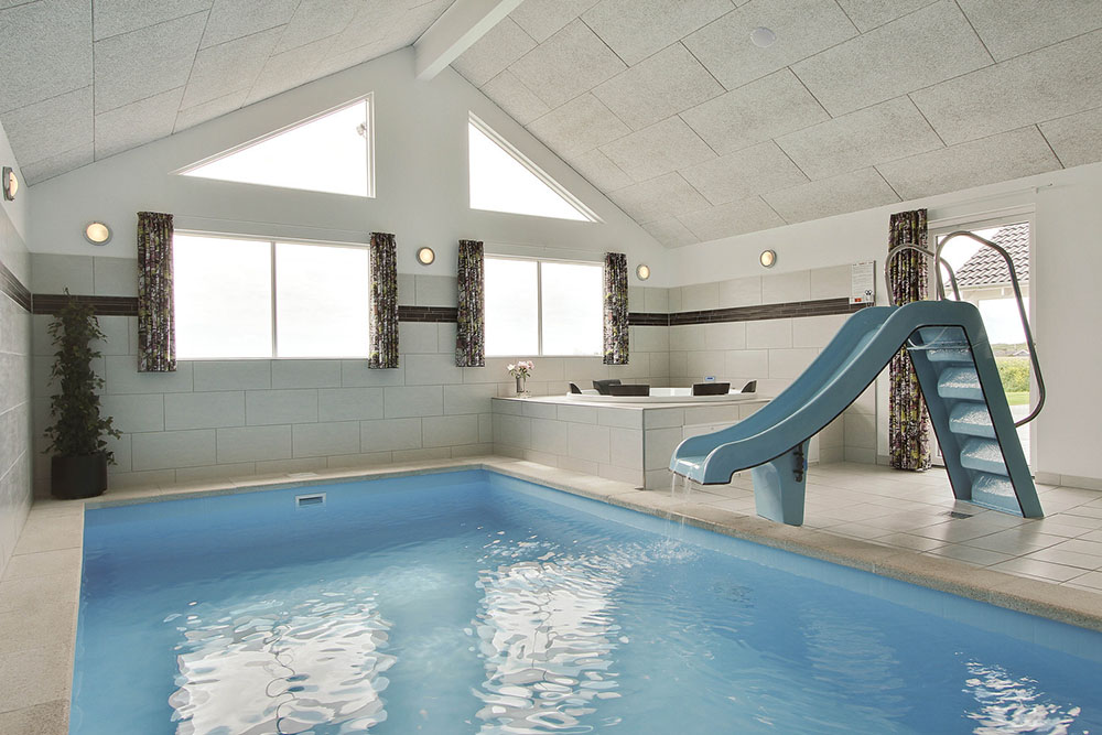 Den flotte poolafdeling indbyder med 20 m2 swimmingpool med modstrømsanlæg, vandrutsjebane, spa og sauna til både hygge og afslapning