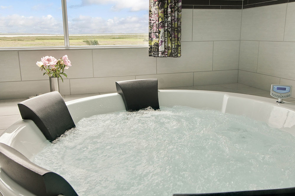 Huset indbyder til hygge, wellness og leg hele året rundt. I kan nyde en tur i spaen efterfulgt af afslapning i saunaen