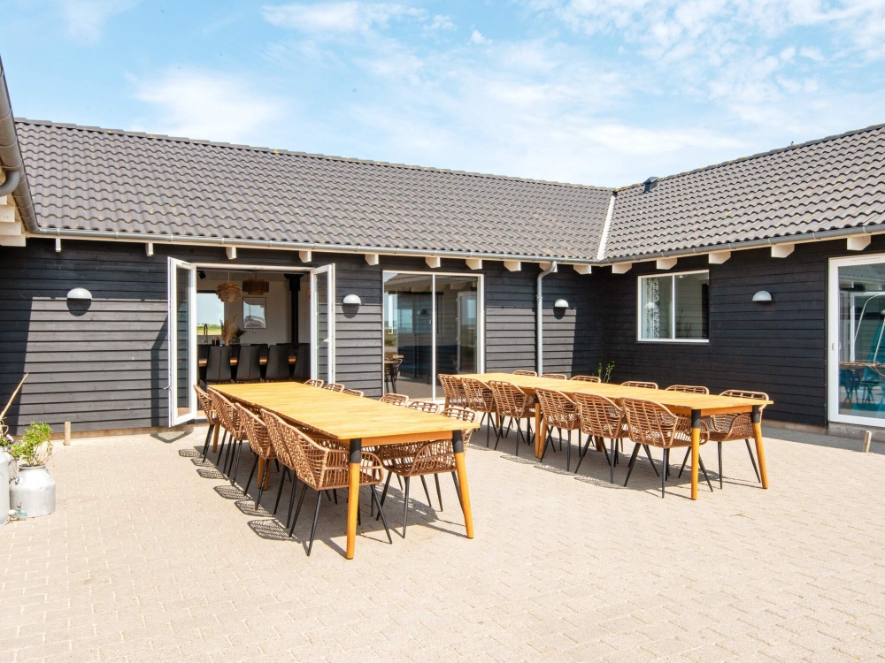 Terrassen er delvist overdækket, og de perfekte rammer for en solrig sommerdag eller en hyggelig grillaften med familie og venner
