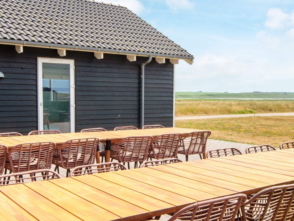 På terrassen i sommerhus nr. 293 er der plads til 22 personer.