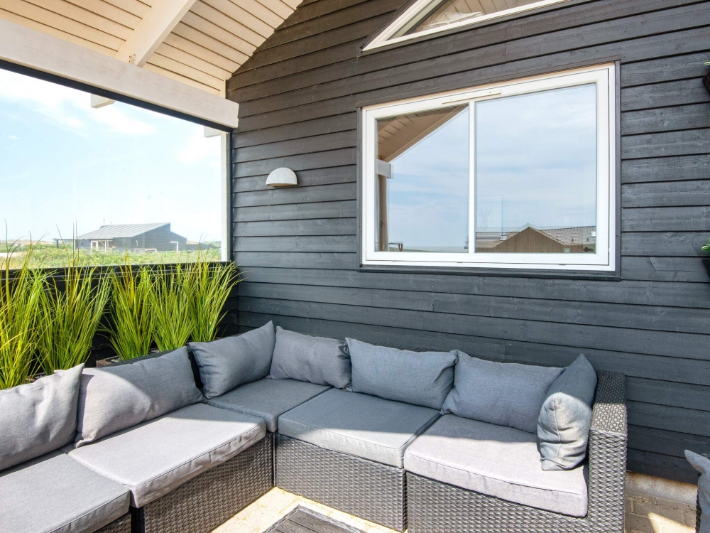 Nyd en grillaften på terrassen i luksushus nr. 293 i Vestjylland