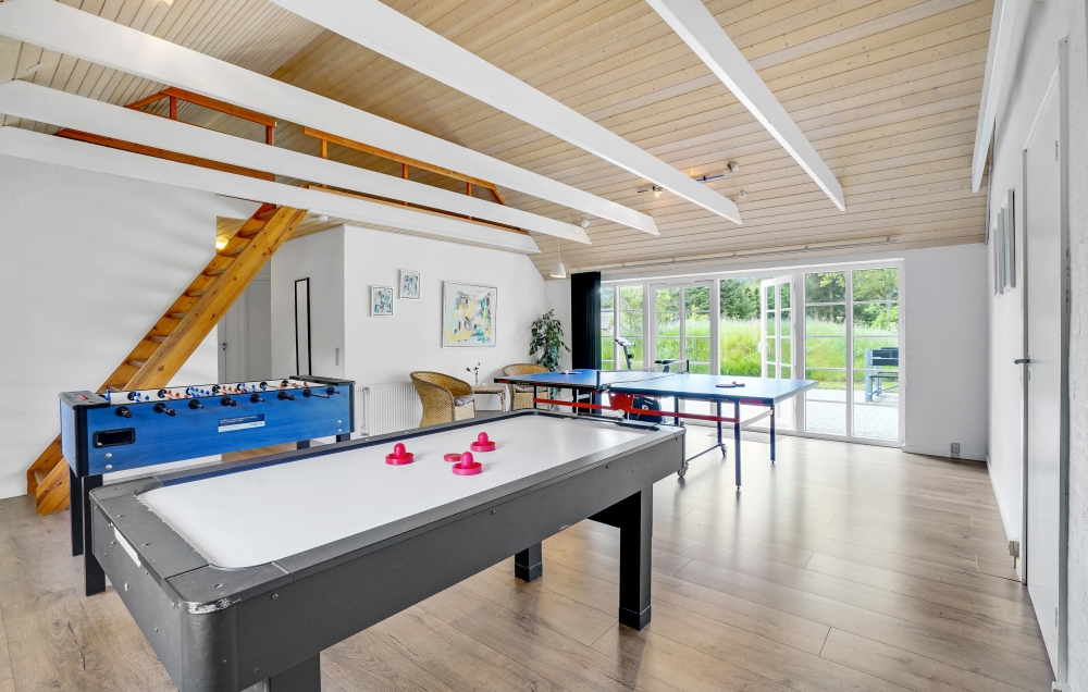 Ud over de mange timer, man kan bruge i husets pool-afdeling, så byder luksushus 135 også på billard/bordtennis og dart