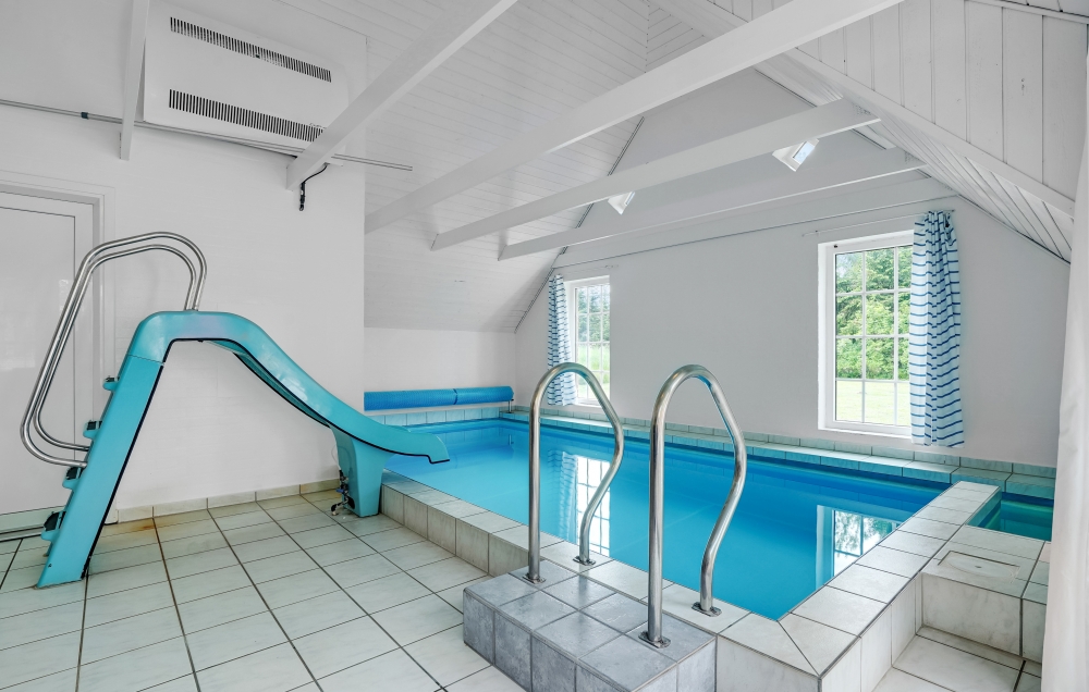 Sommerhus 135 er indrettet med en lækker poolafdeling med vandrutsjebane, dejlig stor indbygget spabad og sauna
